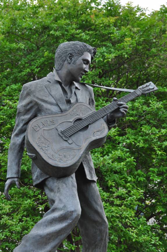 A famosa estátua de Elvis Presley em Memphis, no Tennessee - EUA